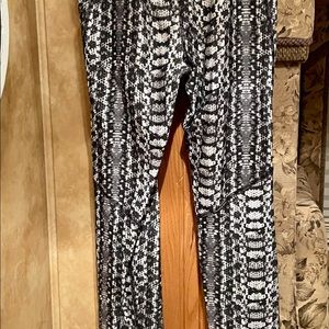 Under Armour Heat Gear compression snakeskin print leggings size small